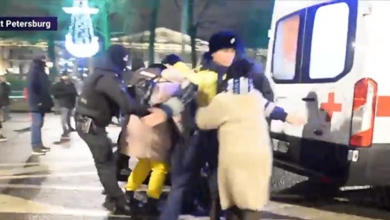 Photo of video | Zeci de bărbați ridicați de pe stradă în Rusia, de Revelion. Femeile au sărit să îi salveze, de teamă că vor fi duși pe front